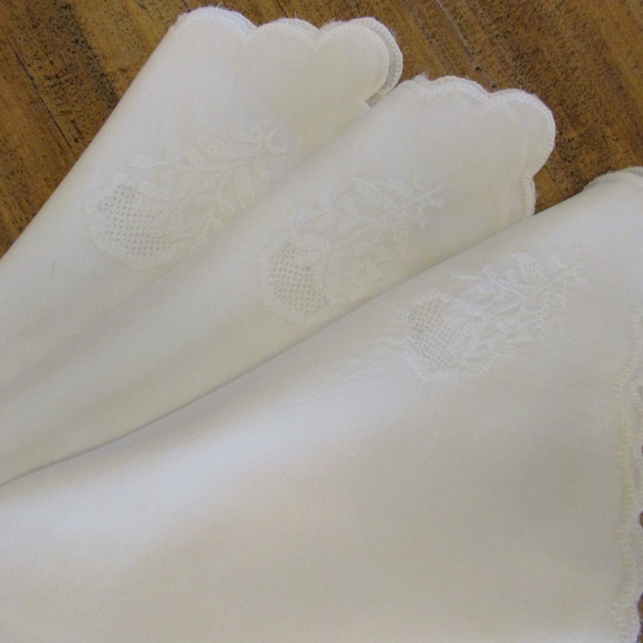 Cotton scalloped hem with cutout design 1 corner - Picture 4 of 8